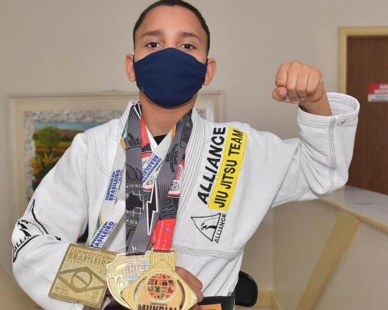 Hallysson Pitbull ganhou sozinho sete medalhas de ouro, uma medalha de prata e cinco cinturões de Desafios Kids e de lutas casadas em território carioca (Foto: Divulgação)