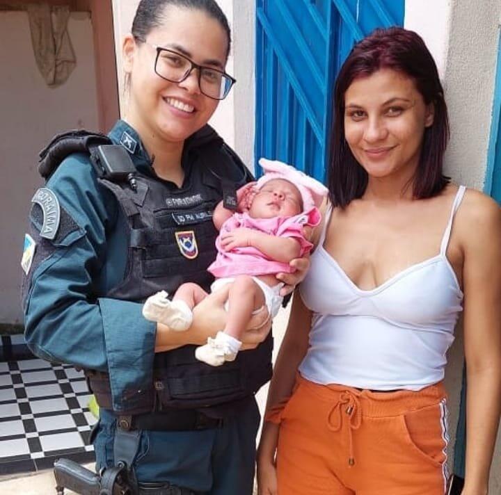 Os pais chegaram desesperados na casa da policial com a bebê de apenas 12 dias sem respirar (Foto: Divulgação)