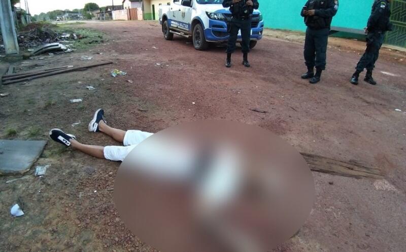 Rapaz estava caído na rua Ottomar de Sousa Pinto (Foto: Divulgação)