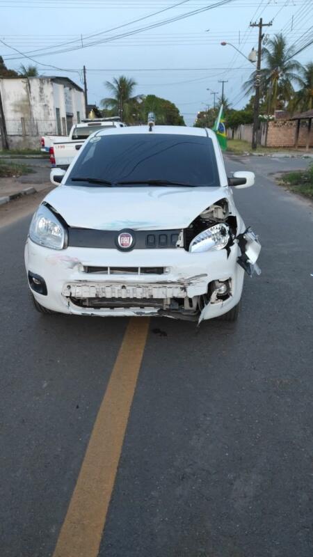 O veículo teve danos no farol esquerdo, capô e para-choque dianteiro. (Foto: Divulgação)