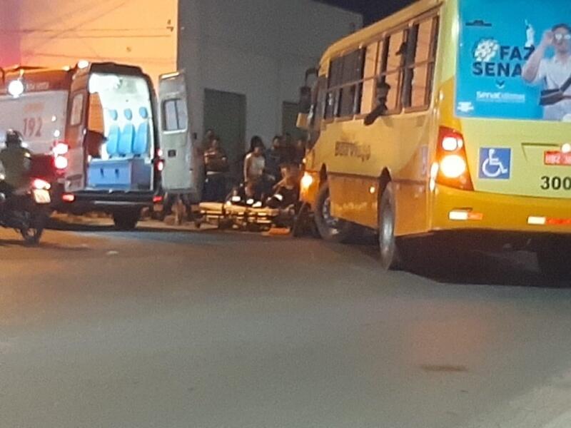 A motocicleta ficou parcialmente embaixo de ônibus após a colisão. (Foto: Divulgação) A motocicleta ficou parcialmente embaixo de ônibus após a colisão. (Foto: Divulgação)