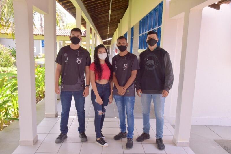 A equipe é composta pelos acadêmicos de Enfermagem, Izabelle Costa e Felipe de Brito, e João Roberts e Yan Almeida, do curso de Educação Física. (Foto: Divulgação)