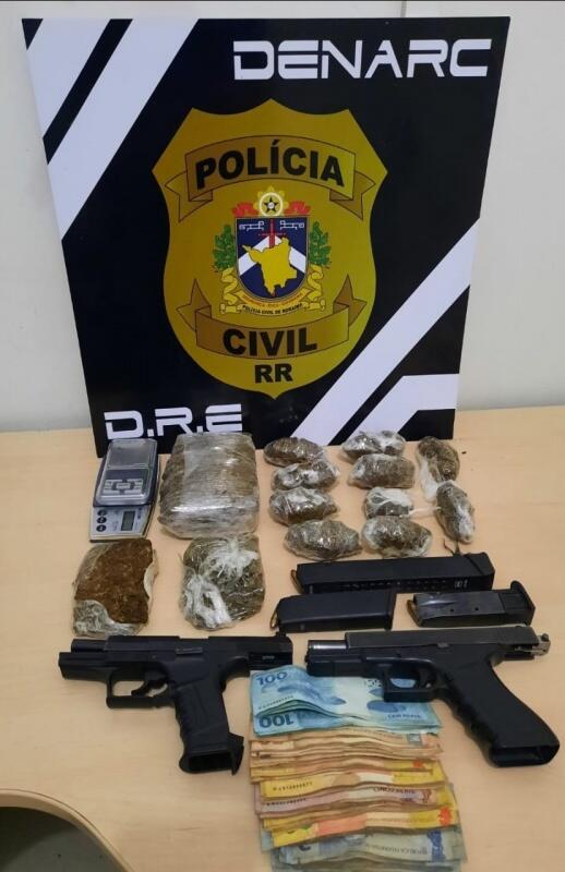 Com eles, foram apreendidas duas armas de fogo, munições, maconha, balanças de precisão, além de dinheiro em espécie e celulares. (Foto: Divulgação)