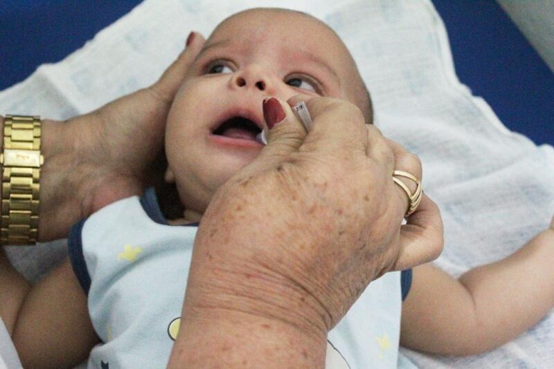 Atualmente, o esquema vacinal contra a poliomielite inclui três doses da VIP, administradas aos 2, 4 e 6 meses de idade, e duas doses de reforço da "gotinha" aos 15 meses e 4 anos. (Foto: Nilzete Franco/FolhaBV) Atualmente, o esquema vacinal contra a poliomielite inclui três doses da VIP, administradas aos 2, 4 e 6 meses de idade, e duas doses de reforço da "gotinha" aos 15 meses e 4 anos. (Foto: Nilzete Franco/FolhaBV)