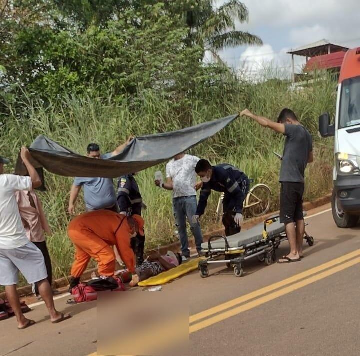 A motorista foi socorrida por populares, que improvisaram uma tenda com uma lona. (Foto: Divulgação)