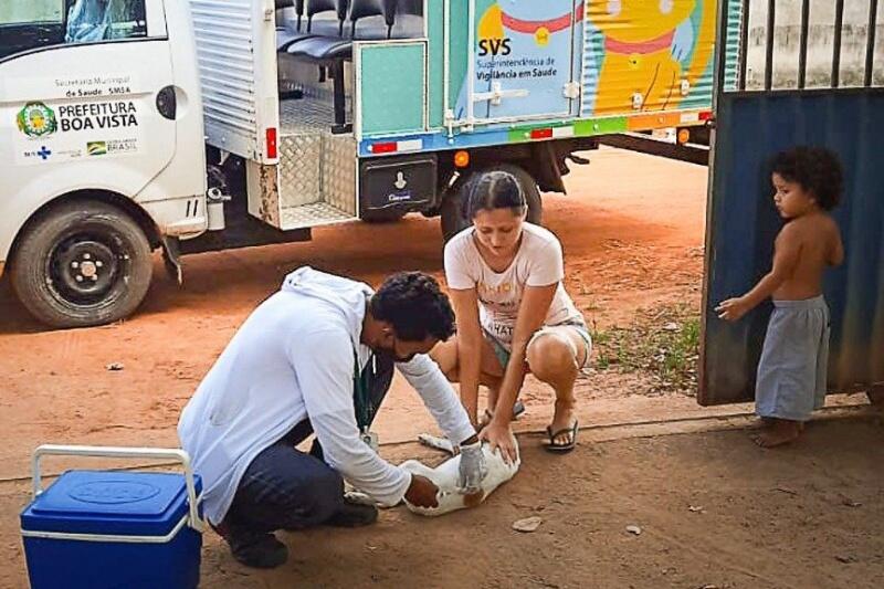A orientação é para que o dono leve a carteira de vacinação do animal, mas se não tiver, as equipes fazem o documento na hora. (Foto: Divulgação)