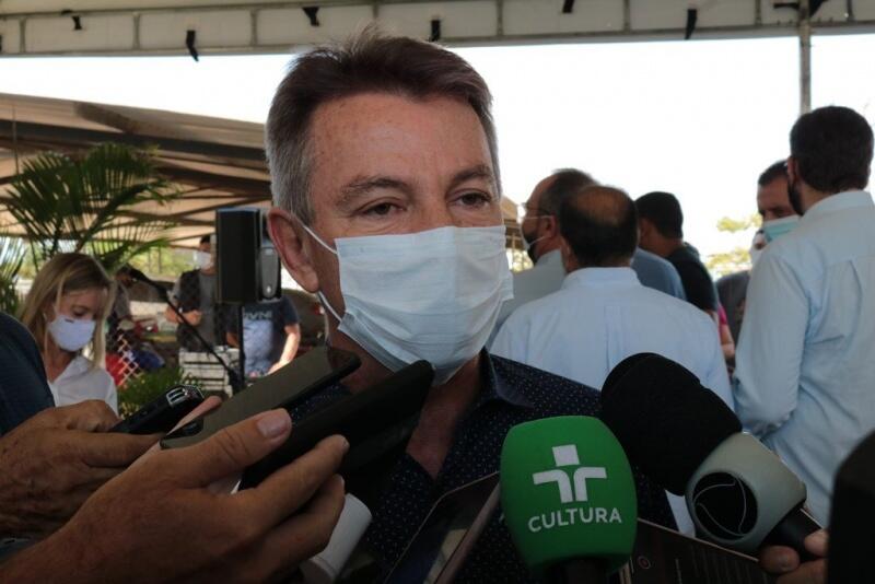 A informação foi dada durante a assinatura da ordem de serviço para asfaltamento do Distrito Industrial (Foto: Nilzete Franco/FolhaBV)