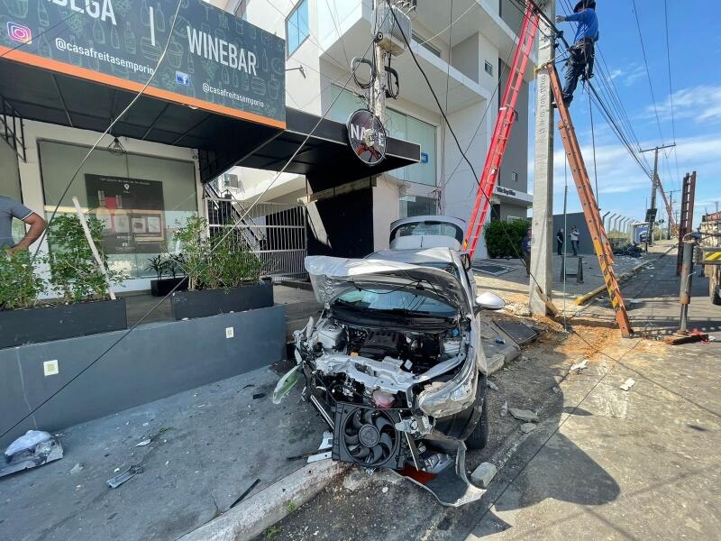 Uma equipe da Roraima Energia foi acionada para fazer a manutenção no poste (Foto: Divulgação)