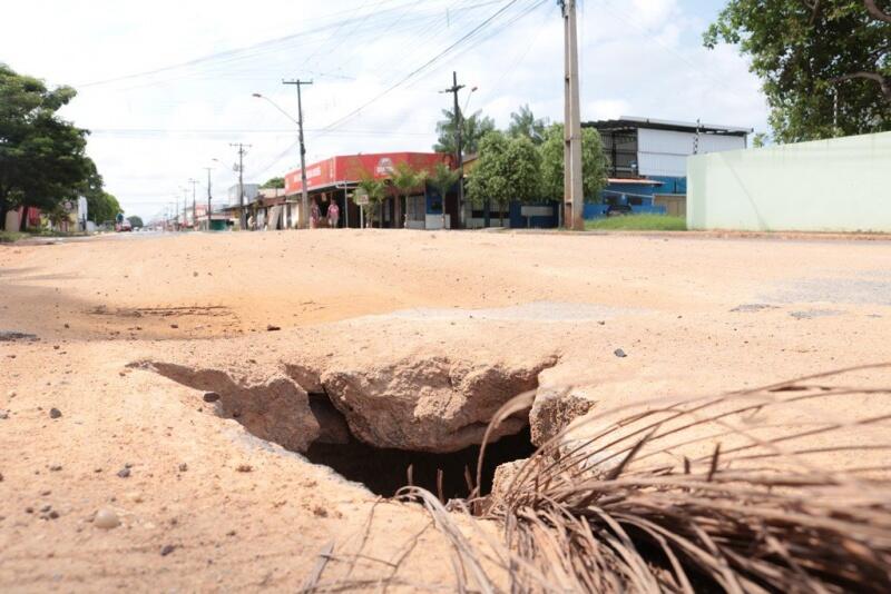 Um buraco abriu em frente à Escola Municipal Maria Gonçalves Vieira