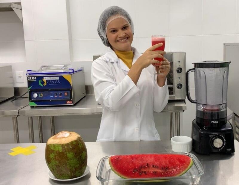 Receitas como suco de melancia com água de coco, picolé de abacaxi e sorvete de banana são algumas das dicas dos alunos de Nutrição (Foto: Divulgação)