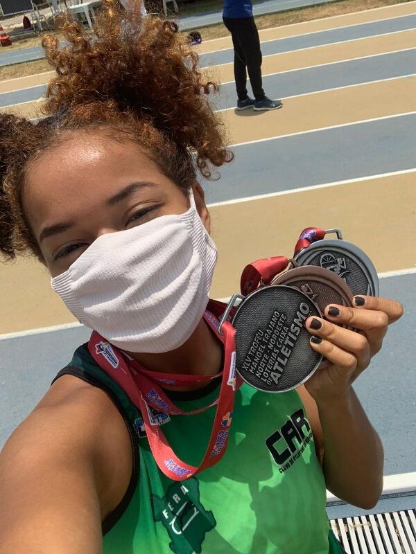 Andressa Yolo exibe as três medalhas que conquistou no Norte-Nordeste (Foto: Divulgação)