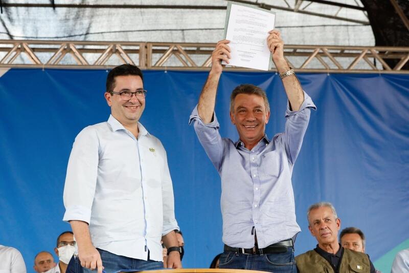 O presidente do Incra, Geraldo Melo Filho, e o governador de Roraima, Antonio Denarium, no ato de transferência das 13 glebas (Foto: Divulgação)