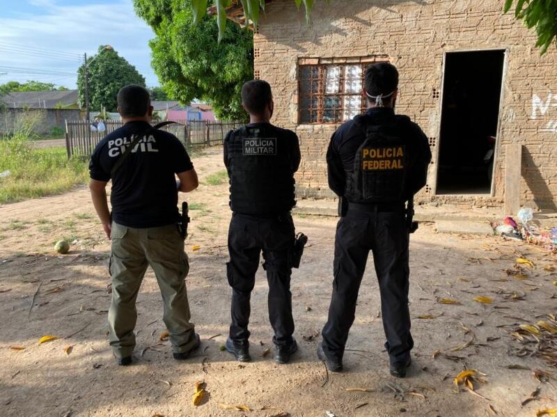 Os mandados de busca e apreensão foram expedidos pela Vara de Entorpecentes e Organização Criminosa e cumpridos em dois imóveis residenciais, localizados nos bairros Cambará e Caranã (Foto: Divulgação)
