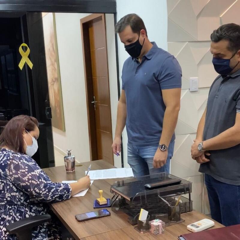 O deputado federal Nicoletti e o advogado Alex Ladislau protocolaram pedido nesta terça (Foto: PSL)