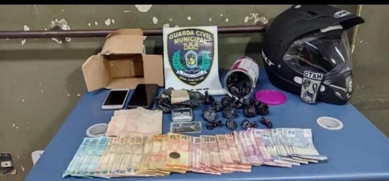 O homem informou à guarnição que repassava o entorpecente para outros traficantes realizarem a venda na praça e em demais locais do bairro. (Foto: Divulgação)