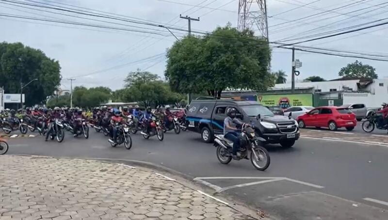 Mototaxistas seguiram cortejo fúnebre de Thiago Viana (Foto: Reprodução)