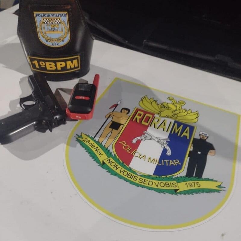 Polícia apreendeu um simulacro de pistola na cor preta, um rádio transmissor na cor preta e vermelha (Foto: PMRR)