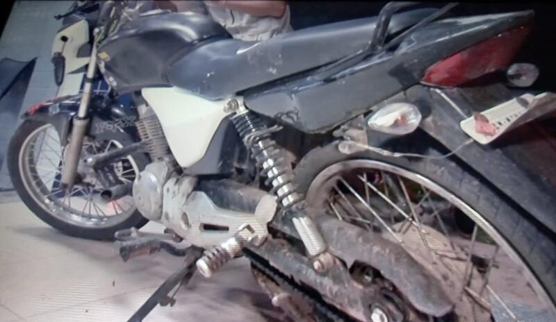 Os adolescentes estavam em uma motocicleta com a placa levantada, torbal, chassi e motor raspado e sem painel. (Foto: Divulgação)