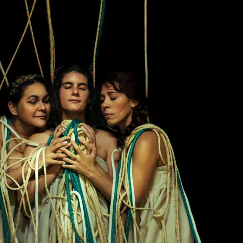 A peça fala sobre os encontros e desencontros do amor, mais desencontros que encontros em torno das irmãs Carminha, Madalena e Tereza. (Foto: Divulgação)