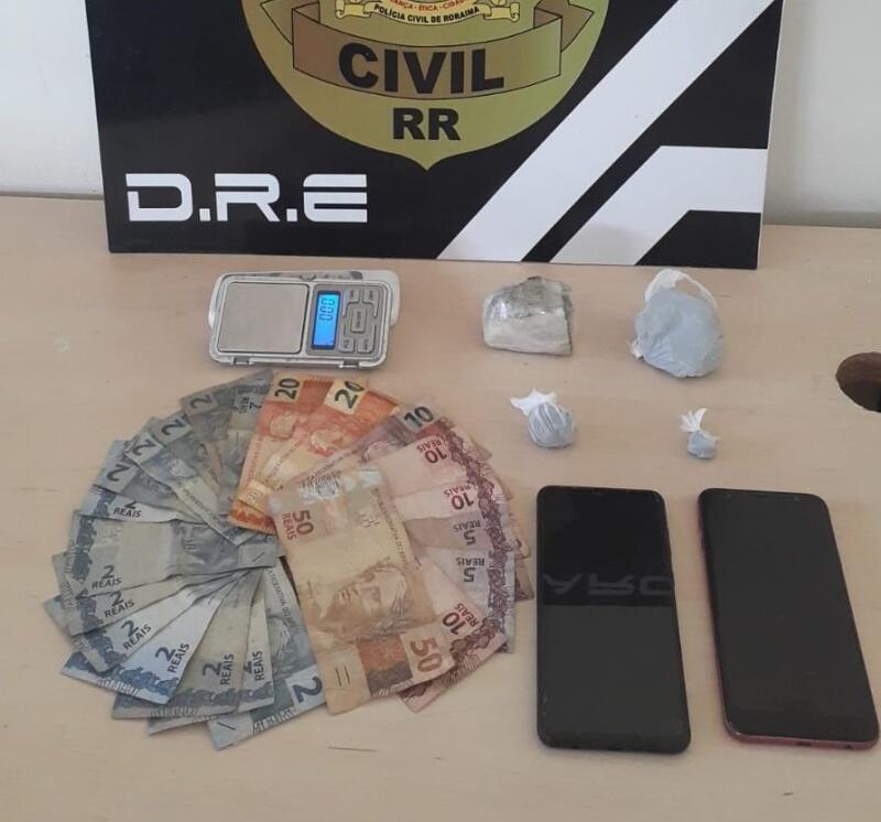 No bolso da calça do suspeito foi encontrada uma porção de maconha e R$ 176  (Foto: Divulgação/PCRR)