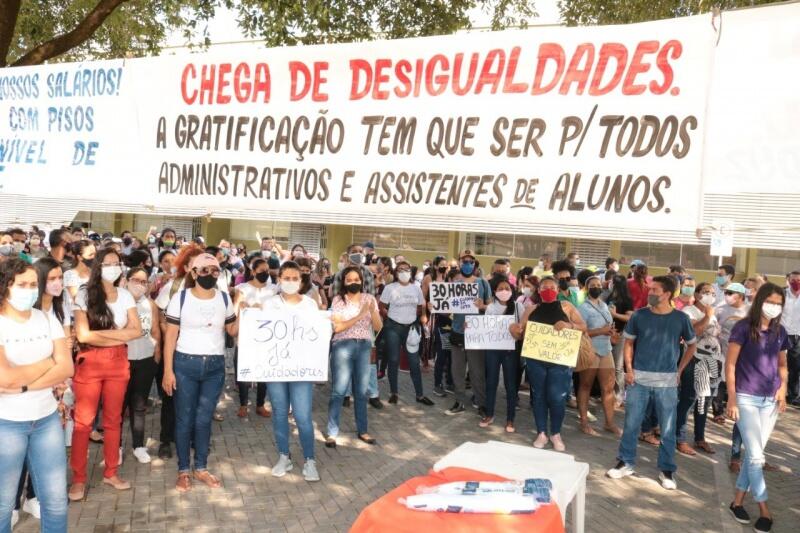 Manifestação reúne centenas de servidores municipais em frente à Prefeitura de Boa Vista (Foto: Nilzete Franco/FolhaBV)