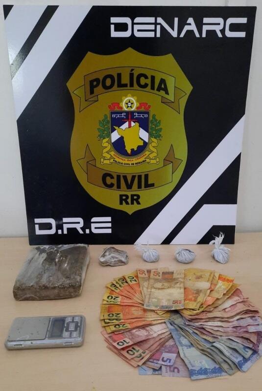 Policiais encontraram drogas e dinheiro com os suspeitos (Foto: PCRR)