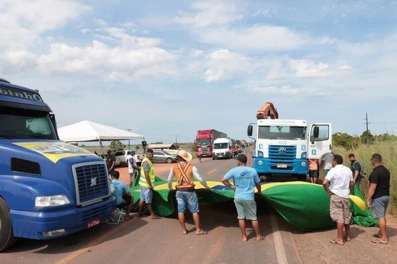 Os caminhoneiros se movimentam para fazer uma greve geral em 1 de novembro (Foto: Nilzete Franco/FolhaBV)