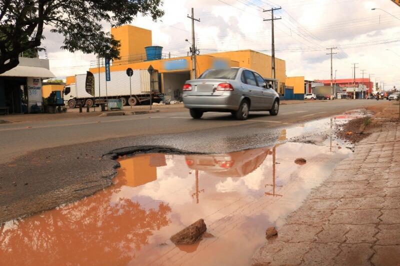Buraco é bem na Ataíde Teive e atrapalha o trânsito, dizem condutores (Foto: Nilzete Franco/FolhaBV)