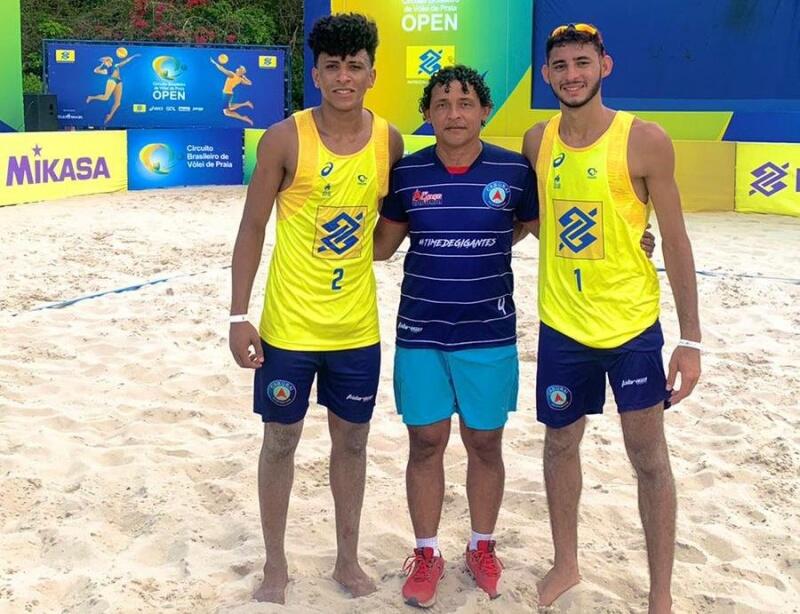 Dupla Evandro e David com o técnico Wallace Souza (Foto: Divulgação)