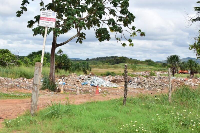 No local são deixados entulhos, como restos de materiais de construção, pedaços de madeiras e até mesmo lixo doméstico (Foto: Nilzete Franco/FolhaBV)