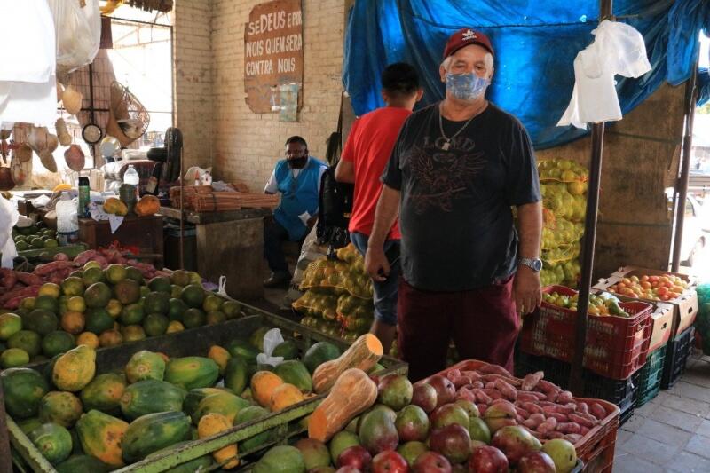 Antônio Gomes Sobrinho, 62 anos, trabalha a mais de 20 anos na Feira do Produtor (Foto: Nilzete Franco/FolhaBV)