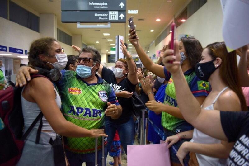 Os atletas foram recepcionados por familiares e amigos. (Foto: Divulgação)