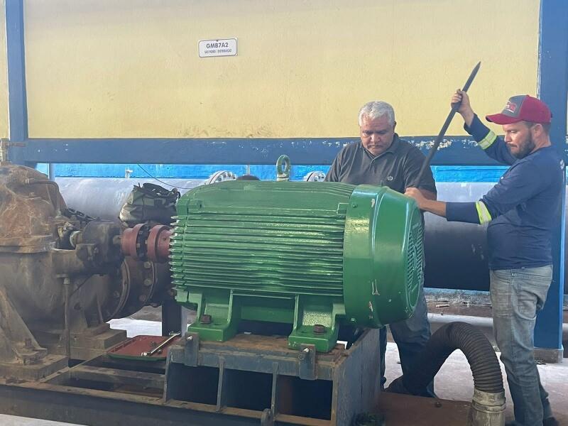 Motor está sendo instalado por técnicos da Caer (Foto: Divulgação)