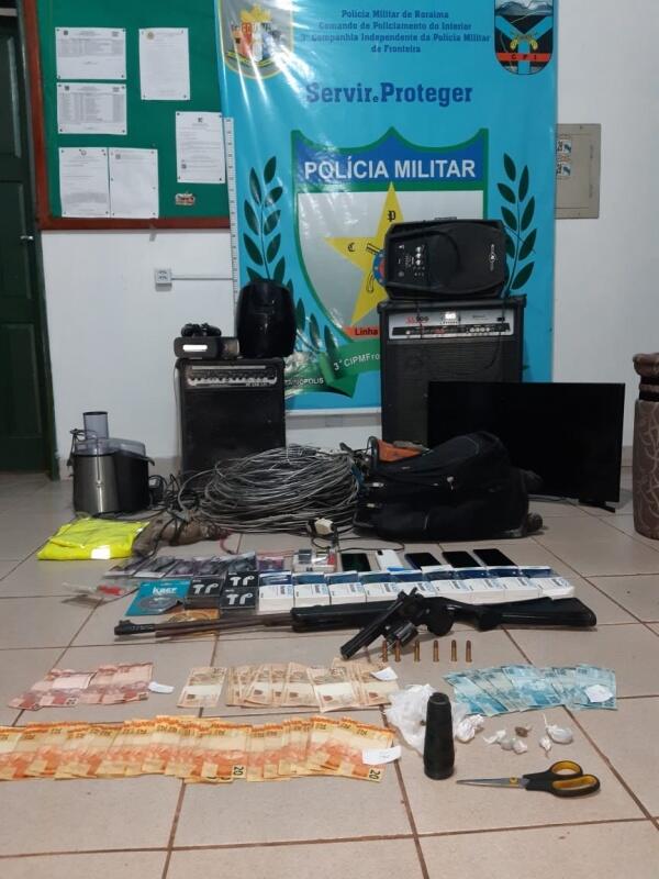 Foram apreendidos invólucros de entorpecente, aparelhos de som, arma falsa e material para dolagem de drogas (Foto: Divulgação/PM)
