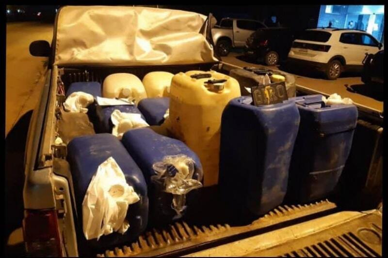 Legenda: Combustível estava dividido em cinco bombas de 50 litros e oito de 30 litros (Foto: Divulgação/polícia)