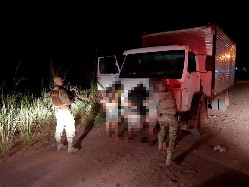 Estavam no caminhão de frete, o motorista H.P.T, de 29 anos, o jovem M.H.S.B.S, de 18 anos e um adolescente de 17 anos. (Foto: Divulgação) Estavam no caminhão de frete, o motorista H.P.T, de 29 anos, o jovem M.H.S.B.S, de 18 anos e um adolescente de 17 anos. (Foto: Divulgação)