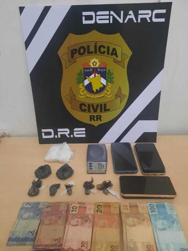 Materiais apreendidos e os acusados foram levados à Delegacia de Repressão a Entorpecentes (Foto: Divulgação)