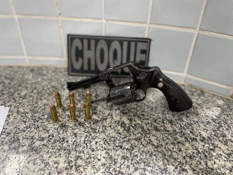 Revólver calibre 38mm tinha seis munições intactas (Foto: Divulgação)