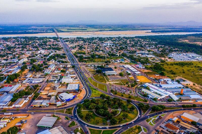 A rotatória Simón Bolívar, conhecida como 'Bola do Trevo', é a porta de acesso à cidade de Boa Vista (Foto: Richard Messias/PMBV)