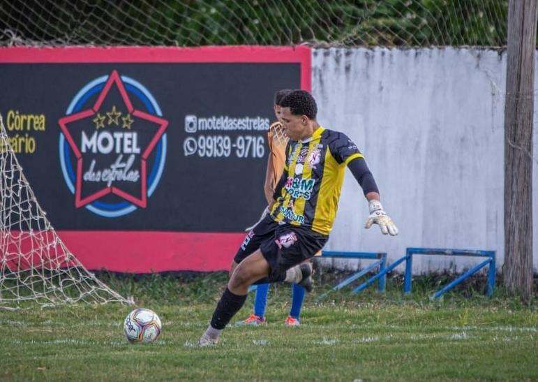 Goleiro Deric vive status de ídolo da base do Timbu. (Foto: Yago Dias - Náutico)
