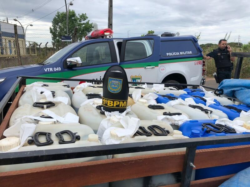 Foram encontrados 30 galões de combustível com capacidade para 50 litros. (Foto: Divulgação)