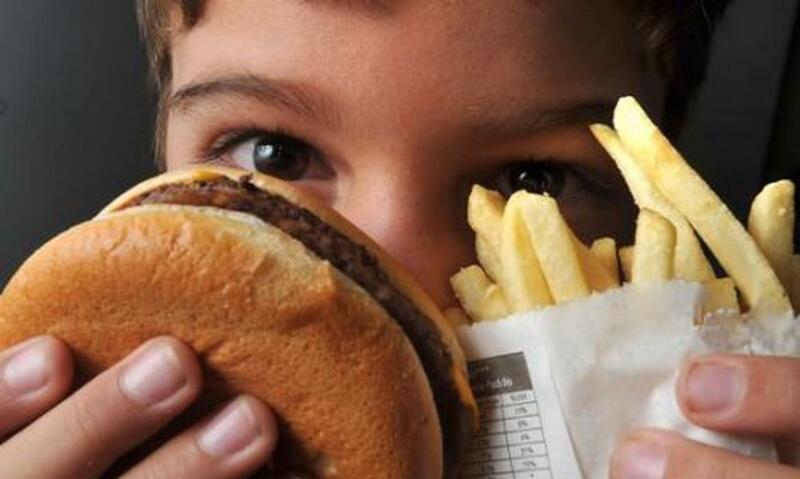 Recomendações dos especialistas para evitar a obesidade infantil incluem a manutenção de uma alimentação regular (Foto: Marcello Casal Jr./Agência Brasil)