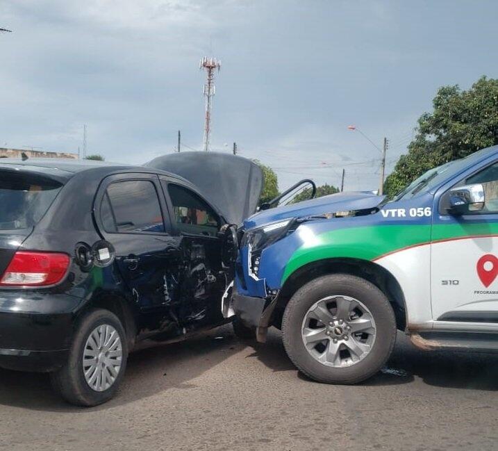 Viatura da PM ficou com a parte da frente danificada após acidente (Foto: Divulgação)