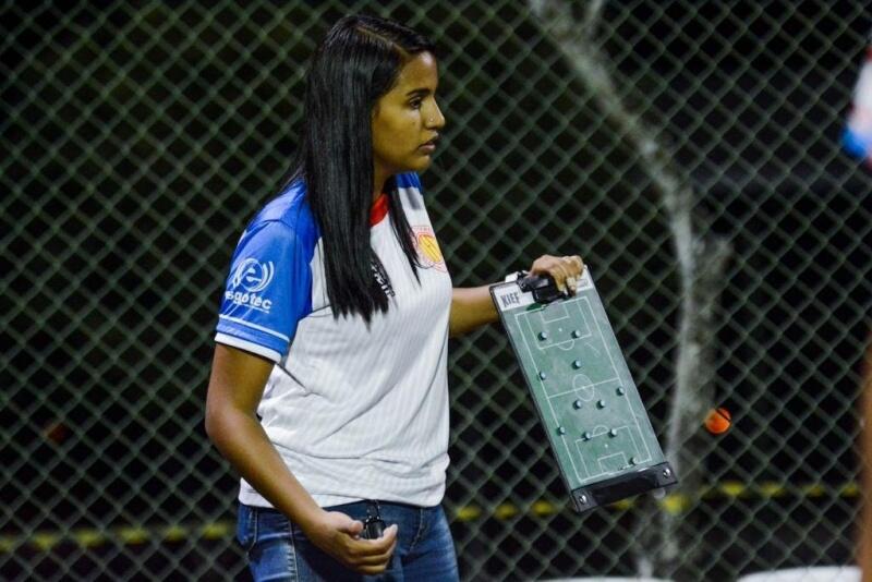 Isa Pereira, com 27 anos de idade, é a técnica mais nova do Campeonato Roraimense. (Foto: Divulgação - Rio Negro)