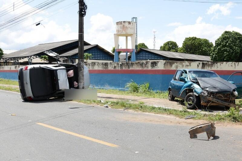 O carro de passeio trafegava na rua Dom José Nepote, sentido avenida Ene Garcez, quando ultrapassou a placa de PARE e colidiu na lateral da Saveiro. (Foto: Nilzete Franco Folha BV)
