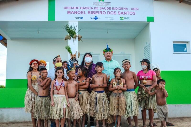 Crianças e adolescentes indígenas participaram da entrega da UBS da Mangueira construída com emenda da deputada Joenia Wapichana (Foto: Lohana Chaves)