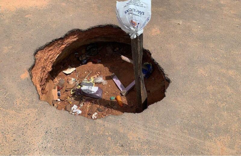 O buraco está localizado na rua vereador Waldemar Gomes, no bairro Senador Hélio Campos (Foto: Divulgação)