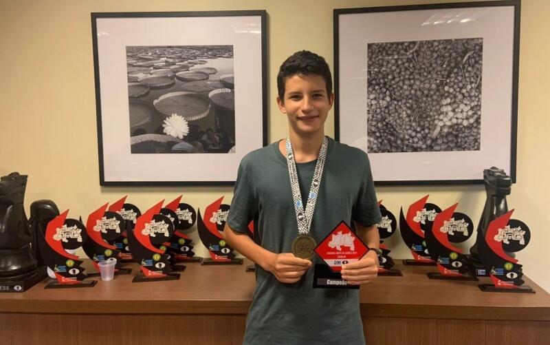 Caíque com medalha e o troféu por conquistar os Jogos Escolares de Xadrez Região Norte (Foto: Divulgação)