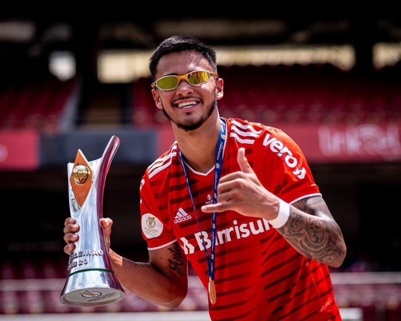 O lateral Jonathan exibe a taça do Campeonato Brasileiro Sub-20 (Foto: Instagram/@__jonathan02)