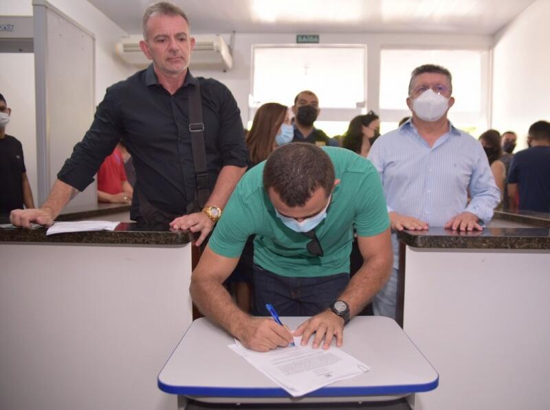 Após a assinatura os policiais penais entram em atividade imediatamente no local designado. (Foto: Divulgação)